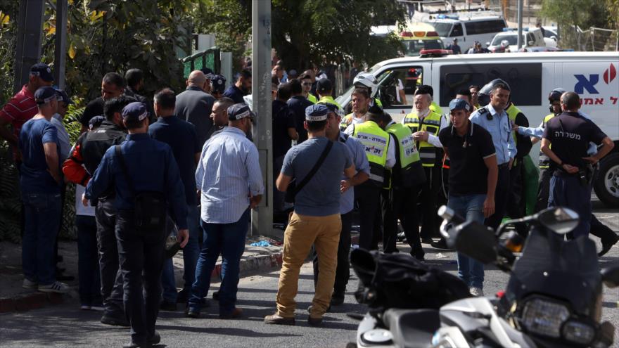 Agentes de la policía israelí investigan el área después de un tiroteo realizado por un palestino cerca de una estación de policía en Al-Quds (Jerusalén), 9 de octubre de 2016.