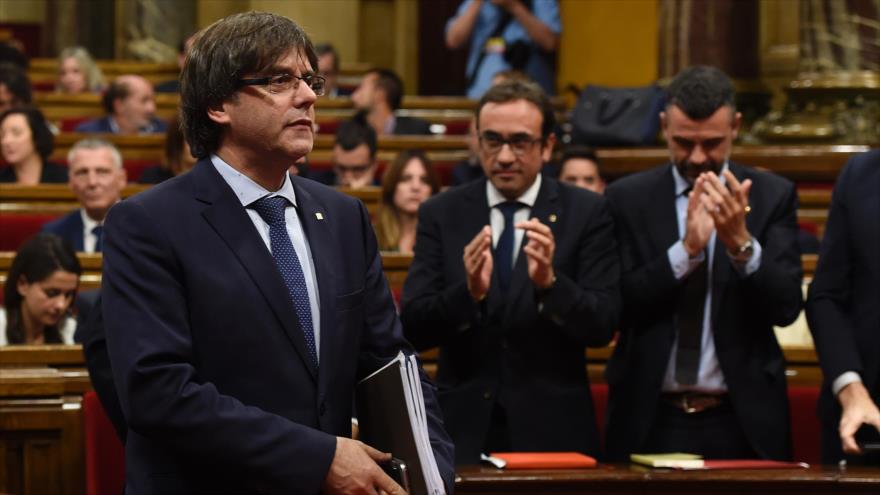 El presidente regional de Cataluña, Carles Puigdemont, luego de superar la moción de confianza en el Parlamento catalán, 29 de septiembre de 2016.