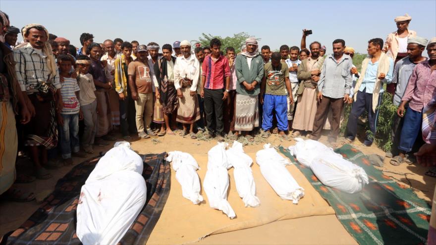 Yemeníes asisten a funeral de los miembros de una familia que murieron en un ataque aéreo de Arabia Saudí en Saná, capital de Yemen, 8 de octubre de 2016.