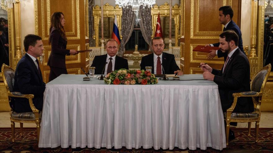 Rusia y Turquía acuerdan la construcción del gasoducto Turk Stream. En la reunión tienen presencia de izda. a dcha. el ministro ruso de Energía, Alexandr Novak; el presidente ruso, Vladimir Putin; su par turco, Recep Tayyip Erdogan y el ministro de Energía de Turquía, Berat Albayrak, 10 de octubre de 2016.