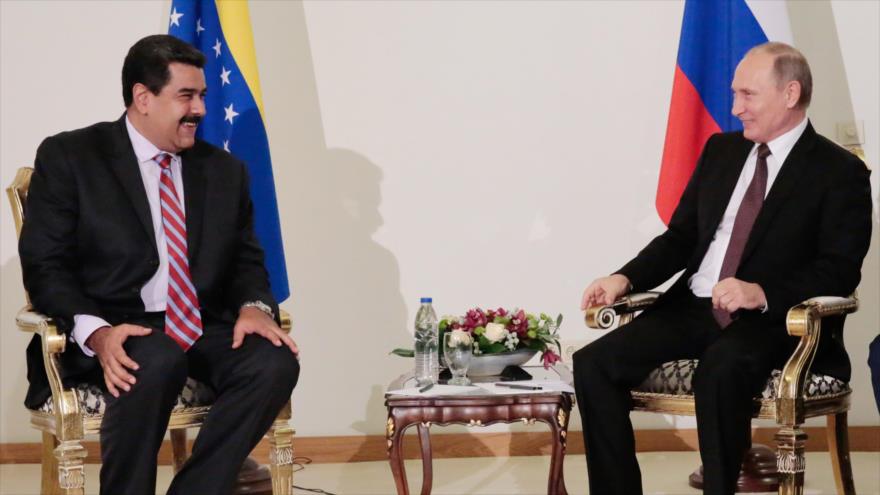 El presidente de Venezuela, Nicolás Maduro (izda.), y su homólogo ruso, Vladimir Putin, hablan durante una reunión al margen de la edición número 23 del Congreso Mundial de Energía, Turquía, 10 de octubre de 2016.