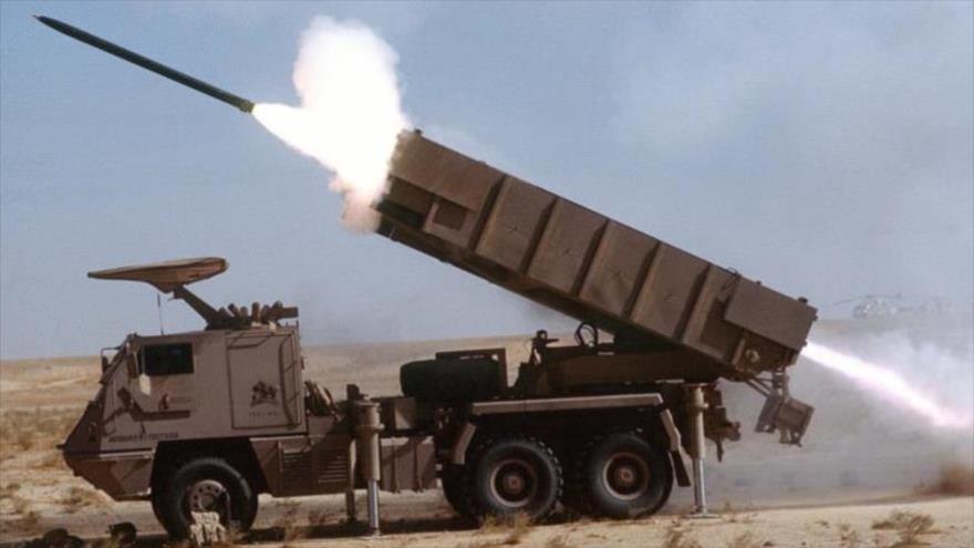 El Ejército yemení dispara un misil balístico Tochka contra las posiciones saudíes.