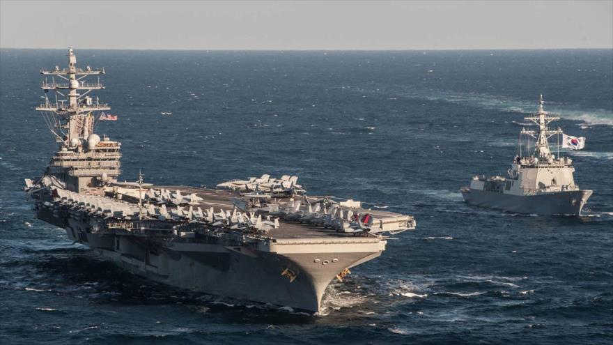 El portaviones atómico estadounidense Ronald Reagan (izda.), y un destructor de Corea del Sur participan en unas maniobras militares frente a la costa este de Corea del Sur en octubre de 2015. 