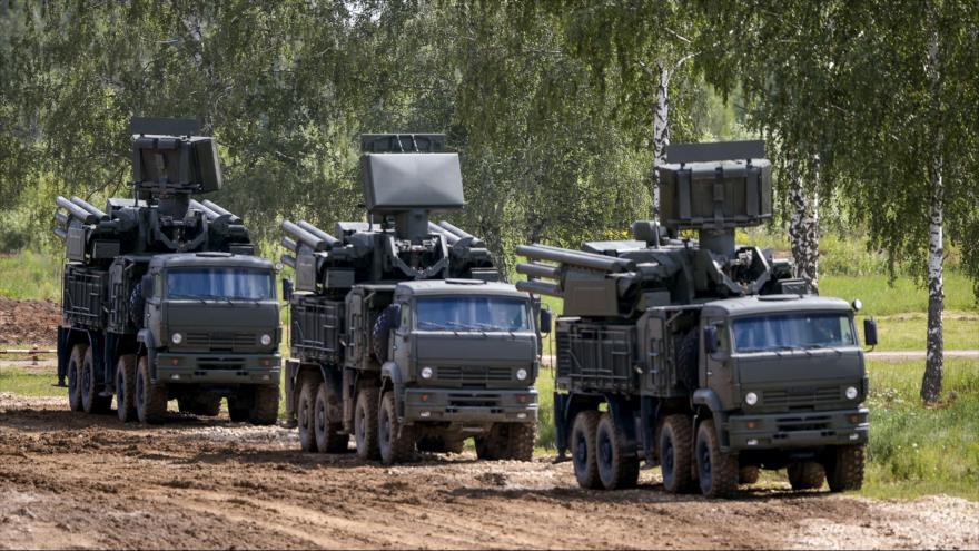 Los sistemas antiaéreos Pántsir-S1, de fabricación rusa, exhibidos en camiones Kamaz-6560.