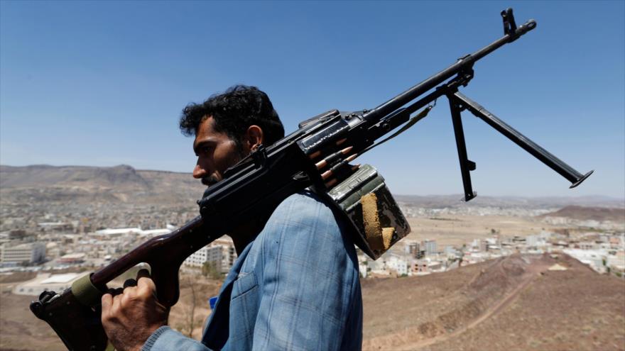 Un combatiente del movimiento popular yemení Ansarolá hace guardia en las afueras de la capitalina ciudad de Saná.