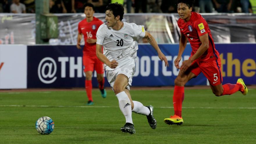El jugador iraní Sardar Azmun (centro) durante el partido fútbol con la selección de Corea del Sur en el estadio Azadi de Teherán, capital iraní, 11 de octubre de 2016.