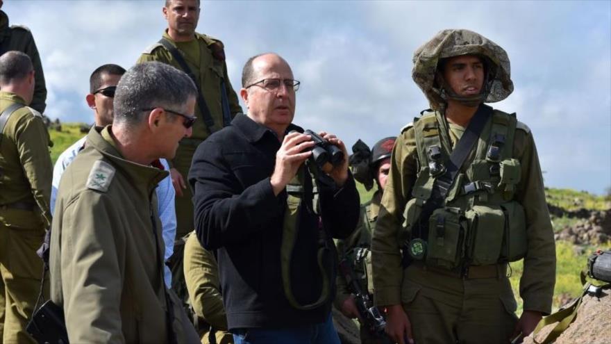 El exministro israelí de asuntos militares Moshe Yaalon (centro) durante un ejercicio militar en los Altos de Golán, 2 de abril de 2015.
