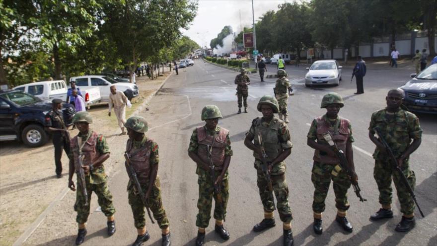 Soldados nigerianos vigilan una calle de la ciudad de Zaria en el estado norteño de Kaduna.