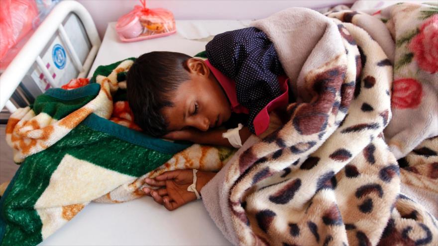 Un niño yemení recibe tratamiento médico en un hospital en Saná, capital de Yemen, 11 de octubre de 2016.