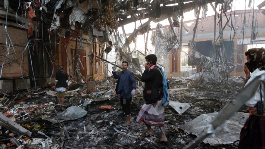 Los yemeníes buscan los cuerpos de las víctimas entre los escombros de un edificio destruido por ataques aéreos del régimen saudí en Saná, capital de Yemen, 8 de octubre de 2016.