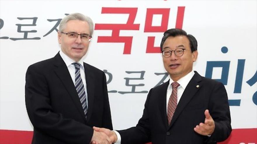 El embajador ruso en Corea del Sur, Alexander Timonin (izda.), se reúne con el líder del gobernante Partido Saenuri, Lee Jung-hyun, en Seúl, capital surcoreana, 12 de octubre de 2016.