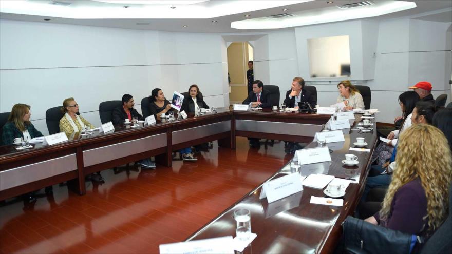 El presidente colombiano, Juan Manuel Santos, se reúne con un grupo de víctimas del conflicto armado, dentro de los encuentros organizados en desarrollo del diálogo nacional para sacar adelante los acuerdos de paz, Bogotá, 11 de octubre de 2016.