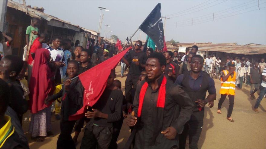 Chiíes nigerianos conmemoran en la ciudad de Fantua el día de Ashura y el martirio del Imam Husein (P), 12 de octubre de 2016.