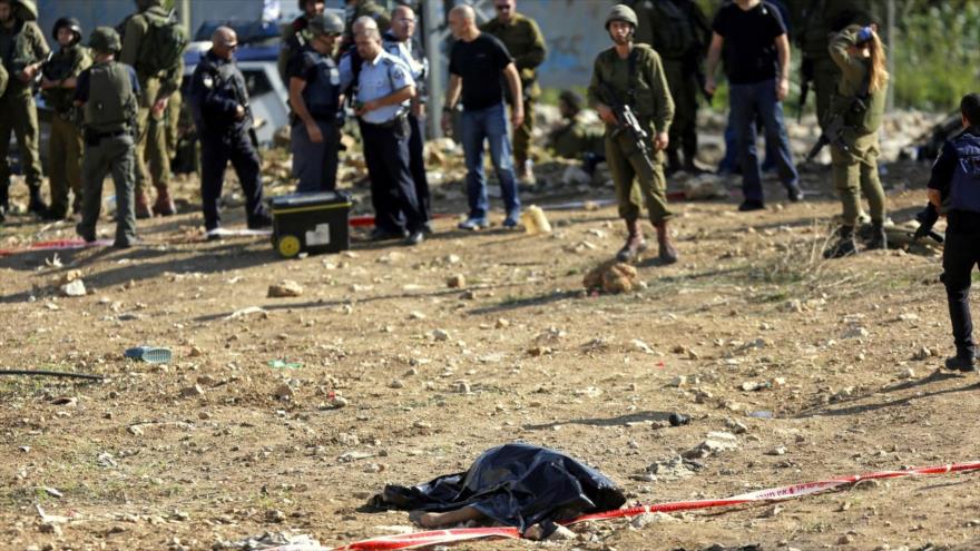 Cuerpo sin vida de un palestino muerto tras ser disparado por soldados israelíes en una zona a lo largo de la frontera con la Franja de Gaza. 