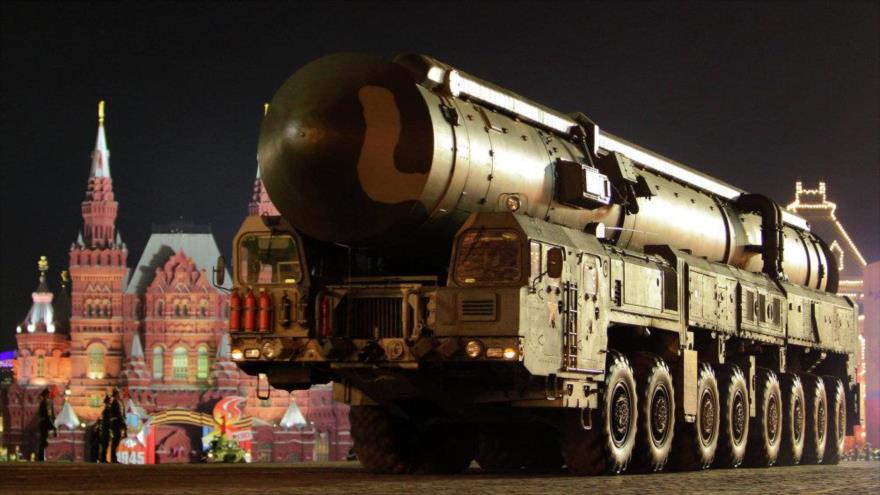 Una lanzadera de misiles Tópol-M durante el ensayo del desfile militar en la Plaza Roja de Moscú (Rusia).