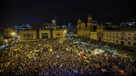 ‘Marcha de flores’: miles de colombianos se movilizan por la paz