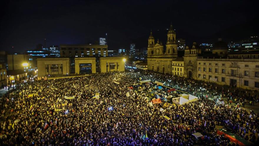 La gente congregada en la plaza de Bolívar en Bogotá, la capital colombiana, en una marcha por la paz, 12 de octubre de 2016.