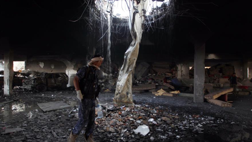Un yemení inspecciona los escombros de un edificio destruido en ataques aéreos perpetrados por cazas saudíes contra un funeral en Saná, la capital de Yemen, 8 de octubre de 2016.