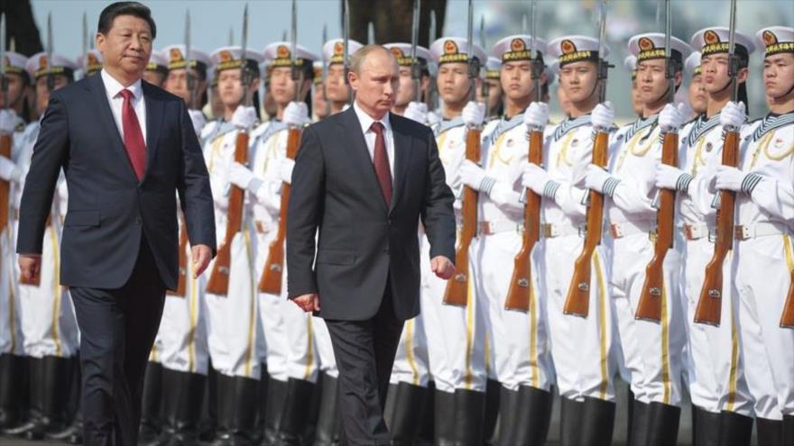 El presidente de China, Xi Jinping (izda.), y su homólogo ruso, Vladimir Putin.