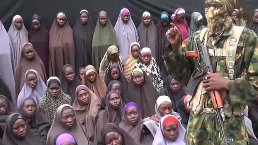 Captura de un video divulgado por el grupo terrorista Boko Haram sobre las niñas secuestradas en Nigeria en 2014, 14 de agosto de 2015.