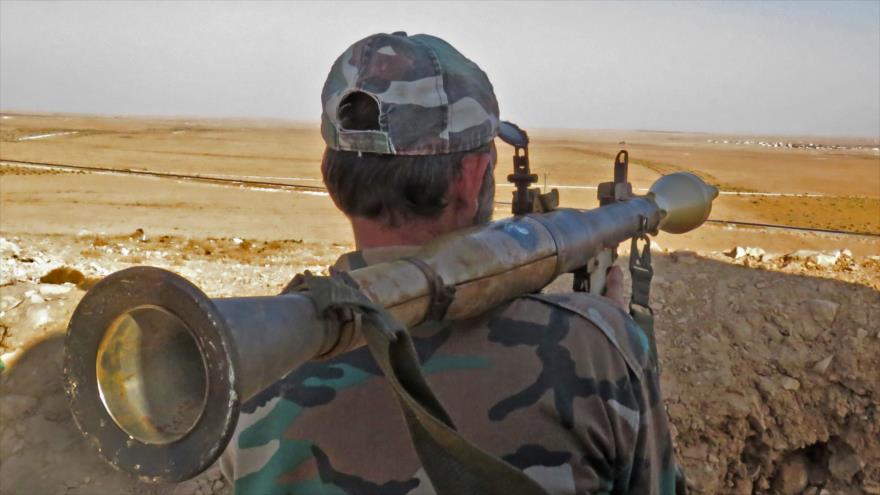 Un combatiente de las fuerzas gubernamentales sirias sostiene una granada propulsada por cohete en las afueras de Damasco, 10 de octubre de 2016.