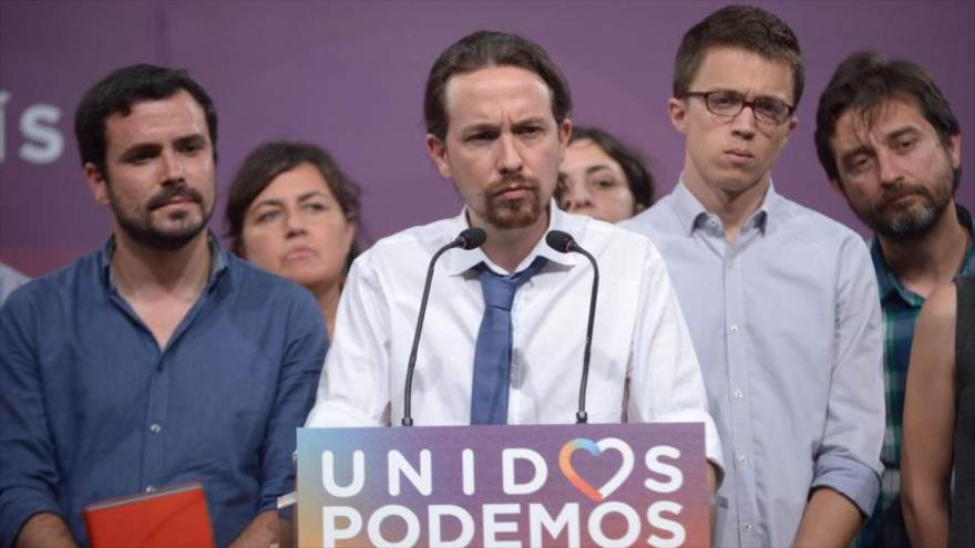 El líder de Podemos, Pablo Iglesias (centro), junto al coordinador federal de Izquierda Unida, Alberto Garzón (izqda.) y el secretario político de la formación morada, Íñigo Errejón, en la rueda de prensa para valorar los resultados electorales del pasado 26 de junio.