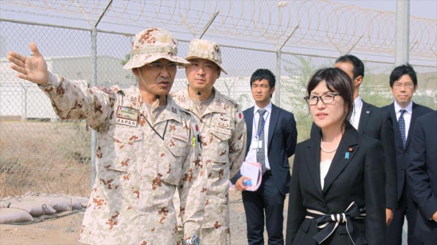 La ministra de Defensa de Japón, Tomomi Inada (dcha.), en una visita a la base militar japonesa en Yibuti. 15 de agosto de 2016