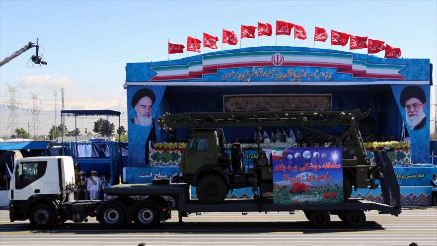 Un camión militar iraní transporta partes del sistema de misiles S-300 durante el desfile del Día del Ejército en Teherán, el 17 de abril de 2015.