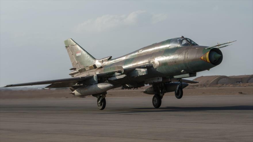 Un avión de guerra del Ejército sirio despega de una base aérea.