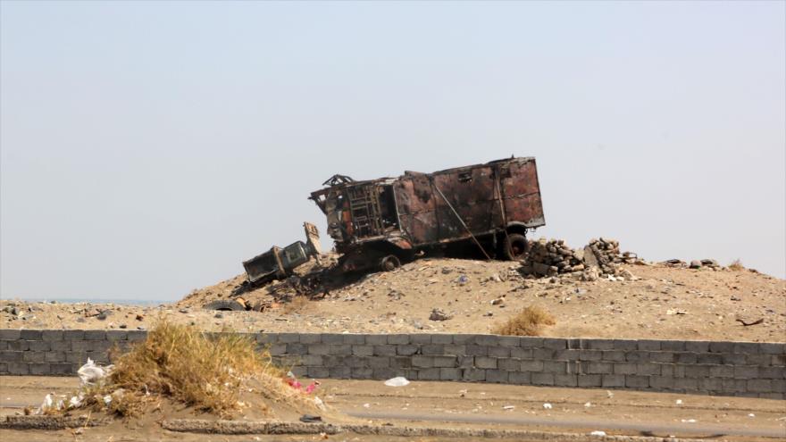 Un vehículo destruido en la ciudad de Al-Hudaida, en el oeste de Yemen, 13 de octubre de 2016.