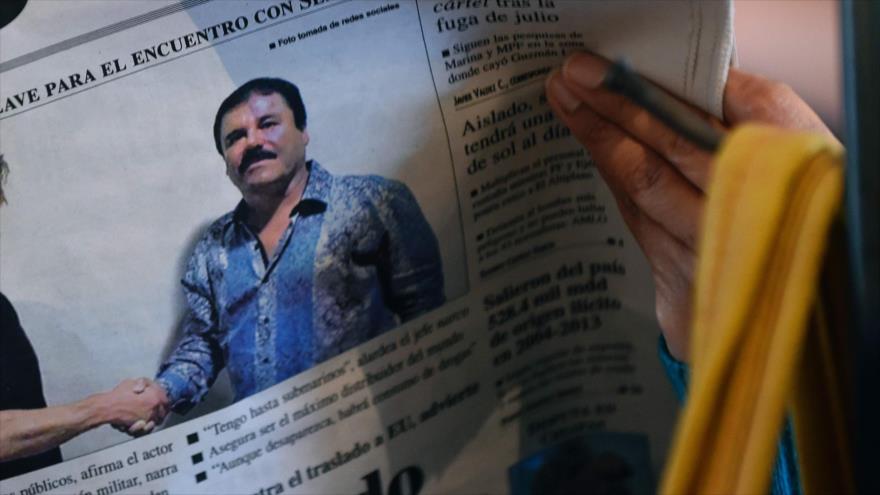 Imagen del narcotraficante mexicano Joaquín Guzmán Loera, alias "El Chapo" en un periódico.