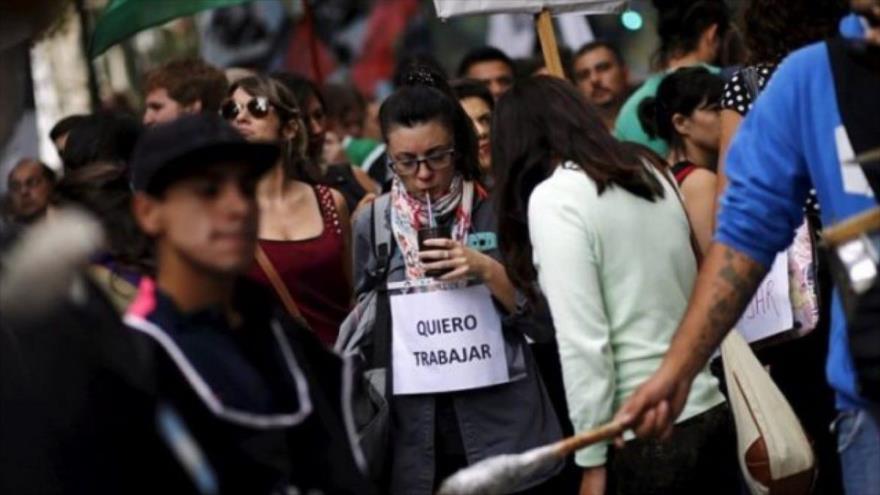 Una argentina camina en las calles de Buenos Aires, la capital, con una pancarta en la que solicita empleo. 