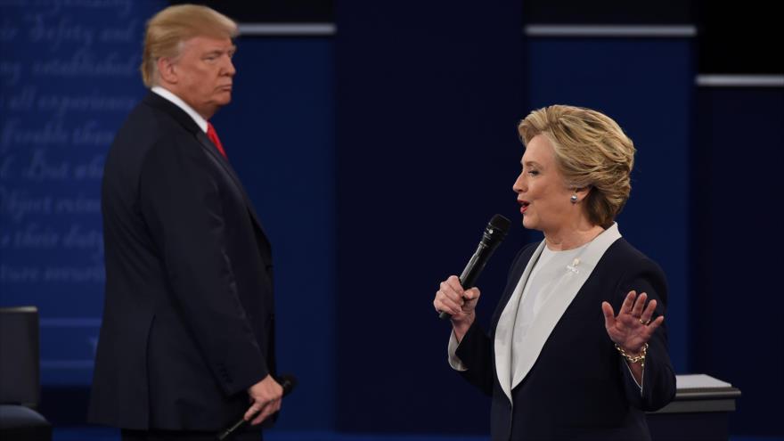 La candidata demócrata a la Presidencia de EE.UU., Hillary Clinton, junto a su rival republicano, Donald Trump, en el segundo debate presidencial en la Universidad de Washington en St. Louis (Missouri), 9 de octubre de 2016.