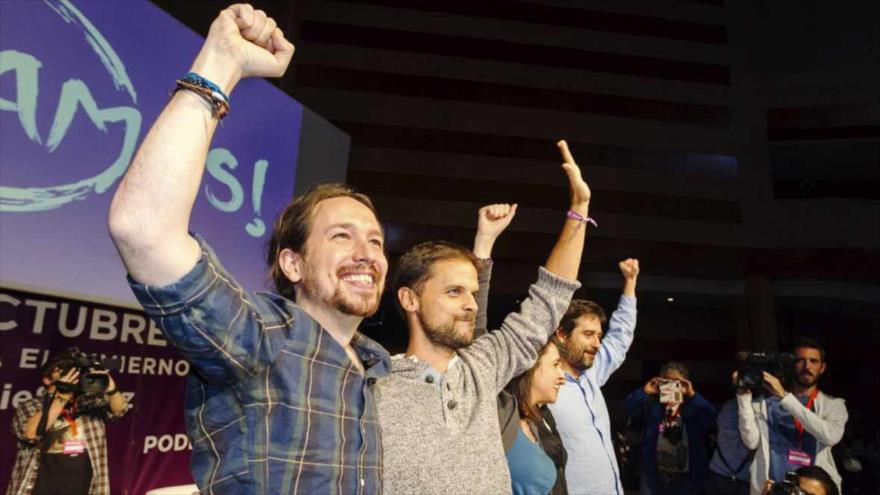 El secretario general de Podemos, Pablo Iglesias (izqda.), junto al líder extremeño de esta formación, Álvaro Jaén, en un acto del partido en Mérida, 14 de octubre de 2016.