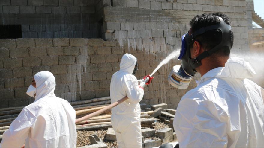 Las fuerzas de la defensa civil de Irak limpian las áreas en la localidad iraquí de Taza (norte) tras un ataque químico perpetrado por el grupo terrorista EIIL (Daesh, en árabe), 13 de marzo de 2016.