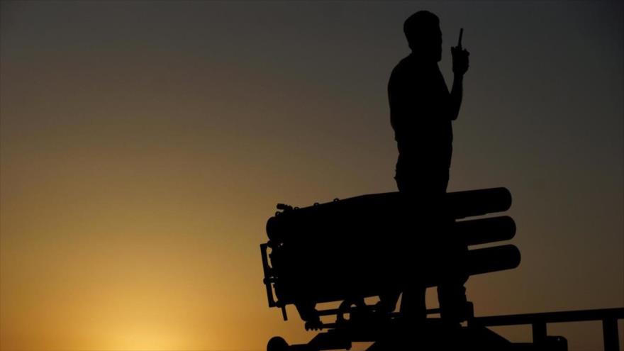 Combatiente del llamado Ejército Libre de Siria (ELS) sobre un lanzamisiles en la ciudad siria de Daraa (sureste).