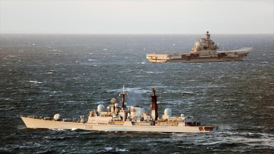 El destructor británico HMS York (D98) sigue al portaaviones ruso Almirante Kuznetsov.