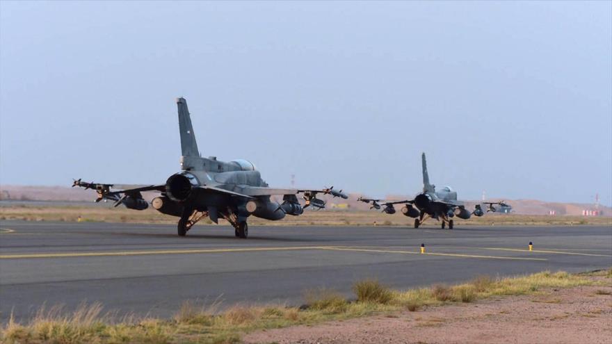 Cazabombarderos de la coalición liderada por Arabia Saudí aterrizan en una base saudí después de lanzar ataques aéreos contra el territorio yemení. 