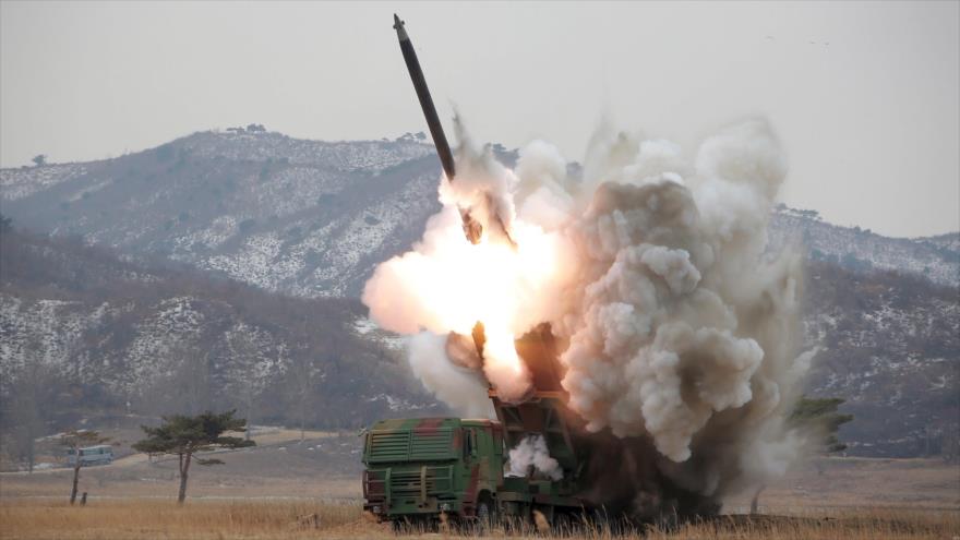 Lanzamiento de un misil por el Ejército norcoreano.