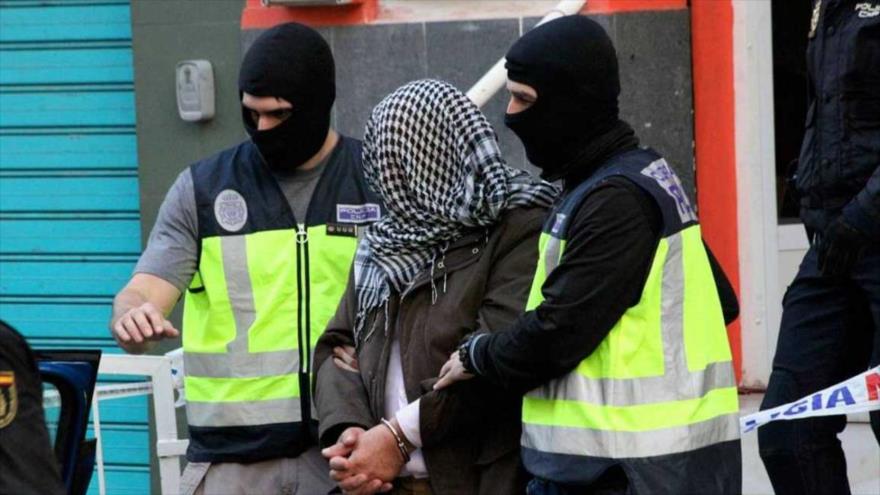 La policía traslada a uno de los detenidos en la ciudad de Ceuta en el sur de España, por su presunta relación con el grupo terrorista EIIL (Daesh, en árabe).