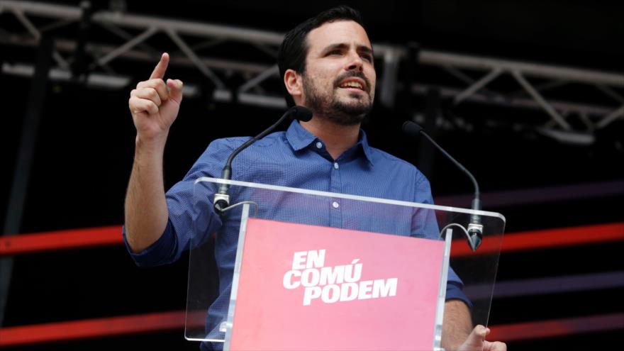 El coordinador federal de IU y coportavoz de Unidos Podemos en el Congreso de los Diputados, Alberto Garzón, ofrece un discurso en un mitin en Barcelona, 11 de junio de 2016.