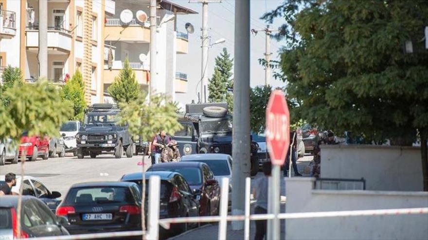 Fuerte despliegue policial en el escenario de un ataque terrorista en Gaziantep (sur de Turquía), en el que murieron 3 efectivos de seguridad turcos mientras que otras 8 personas resultaron heridas, 16 de octubre de 2016.