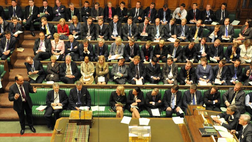 Diputados británicos escuchan a su colega durante una sesión del Parlamento del Reino Unido.