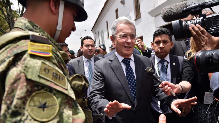 El expresidente colombiano, Álvaro Uribe, sale de una reunión con el actual dignatario de Colombia, Juan Manuel Santos, en el palacio de Nariño en Bogotá (capital), 5 de octubre de 2016.