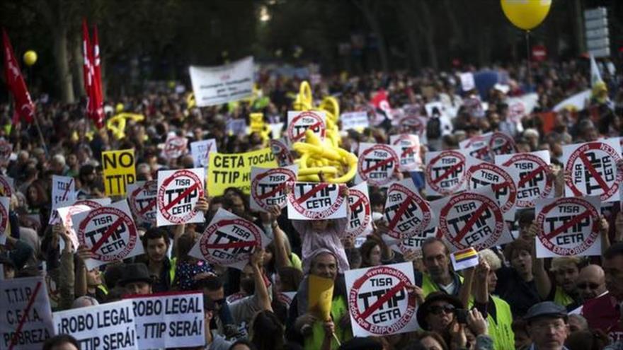 Manifestación en Madrid (capital de España) contra el Acuerdo Integral de Economía y Comercio y la Asociación Transatlántica para el Comercio y la Inversión (CETA y TTIP, respectivamente, por sus siglas en inglés), 15 de octubre de 2016.