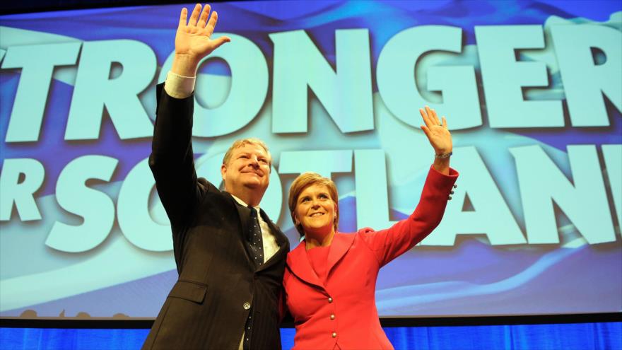 La primera ministra de Escocia, Nicola Sturgeon (dcha.), junto al líder suplente del Partido Nacional Escocés (SNP, por sus siglas en inglés), Angus Robertson, en su conferencia anual, 15 de octubre de 2016.
