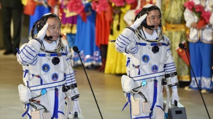 Video: China lanza la nave espacial tripulada Shenzhou-11