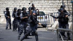 Vídeo: Policías israelíes maniobran con granadas en Al-Quds
