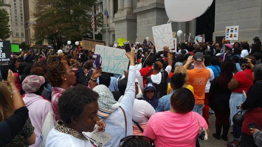 Afroamericanas protestan contra brutalidad policial en EEUU