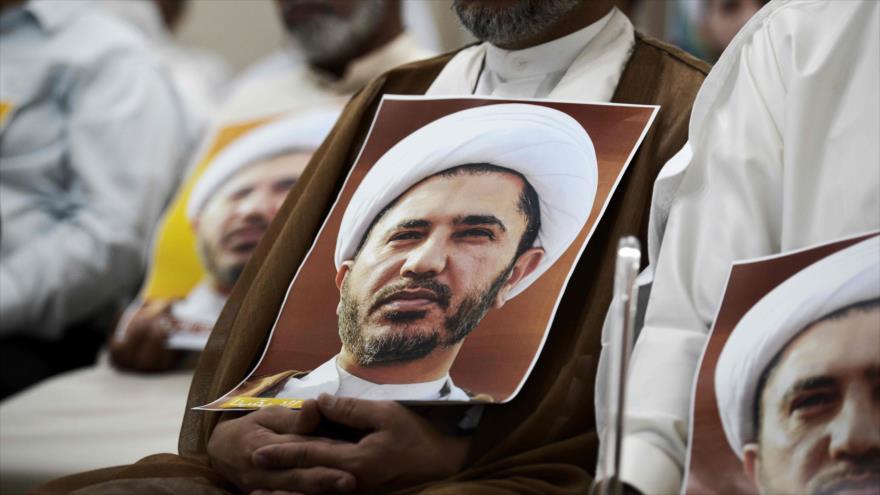 Un grupo de hombres bareiníes sostiene carteles con el retrato del sheij Ali Salman, jefe del opositor partido Al-Wefaq, durante una protesta contra la detención del prominente clérigo en Manama, 29 de mayo de 2016.